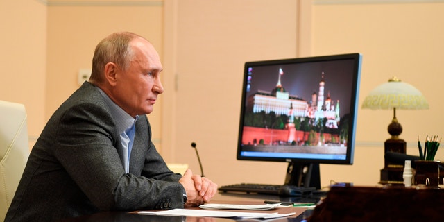 El presidente ruso, Vladimir Putin, asiste a una reunión con participantes de la campaña nacional de voluntarios We Are Together a través de una videoconferencia en la residencia Novo-Ogaryovo en las afueras de Moscú, Rusia, el sábado 5 de diciembre de 2020 (Alexei Nikolsky, Sputnik, foto de la piscina del Kremlin vía AP)