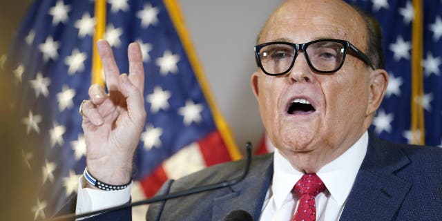 El exalcalde de la ciudad de Nueva York, Rudy Giuliani, abogado del presidente Trump, habla durante una conferencia de prensa en la sede del Comité Nacional Republicano, el jueves 2 de noviembre de 2019.  19, 2020, en Washington.  (Associated Press)