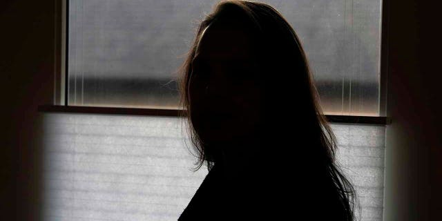 'N Voormalige FBI-ontleder, wat gevra het om slegs as Becky geïdentifiseer te word, poseer vir 'n foto, Woensdag, Des. 9, 2020. Becky beweer in 'n nuwe federale geding dat 'n FBI-toesighoudende agent haar gesig gelek het en haar op die afskeidsgeselligheid van 'n kollega in 2017. Uiteindelik het sy die FBI verlaat en is haar posttraumatiese stresversteuring gediagnoseer. (AP Foto / David Zalubowski)