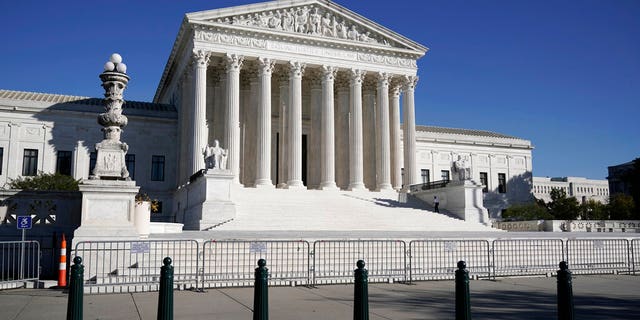 Auf diesem Foto vom 4. November 2020 zeigt der Oberste Gerichtshof in Washington.  Die Richter des Obersten Gerichtshofs haben der Außenministerin von Pennsylvania, Kathy Boockvar, eine Frist von 22. Januar gesetzt, um auf eine Petition der Trump-Kampagne zu antworten.  (AP Foto / J. Scott Applewhite)