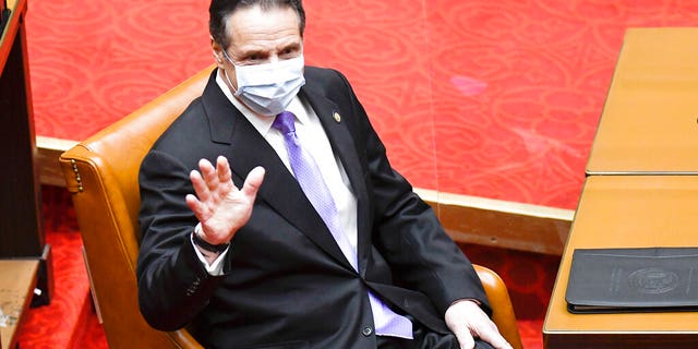 뉴욕 정부. Andrew Cuomo waves to members of New York state's Electoral College before voting for president and vice president in the Assembly Chamber at the state Capitol in Albany, N.Y., 월요일, 12 월. 14, 2020. (AP Photo/Hans Pennink, 풀)