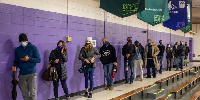 Fulton County voters stand in line to participate in early voting in the state's runoff election at Chastain Park Gymnasium in Atlanta's Chastain Park neighborhood, 12 월. 16, 2020. (Alyssa Pointer/Atlanta Journal-Constitution via AP)