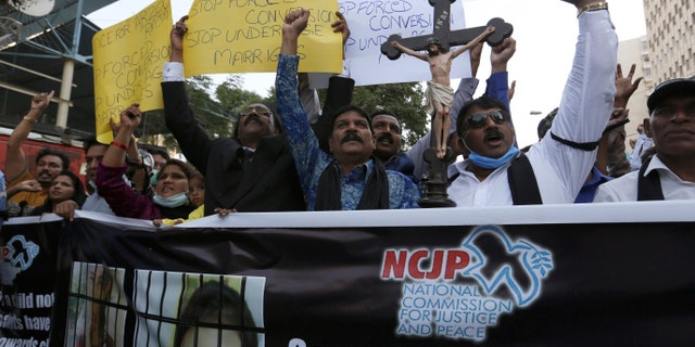 Pakistani Christians protest against child marriage and forced conversion to Islam in Karachi, 巴基斯坦, 十一月. 8, 2020. Rights groups say each year in Pakistan, as many as 1,000 girls are forcibly converted, often after being abducted or tricked. (AP Photo/Fareed Khan)