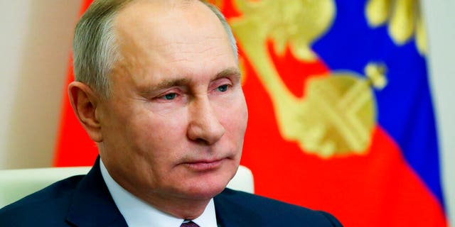 On Thursday, December 24, 2020, Russian President Vladimir Putin delivered his New Year's address to government members at the official residence of Novo-Ogarinovo Oblast in Moscow, Russia through a conference call. )