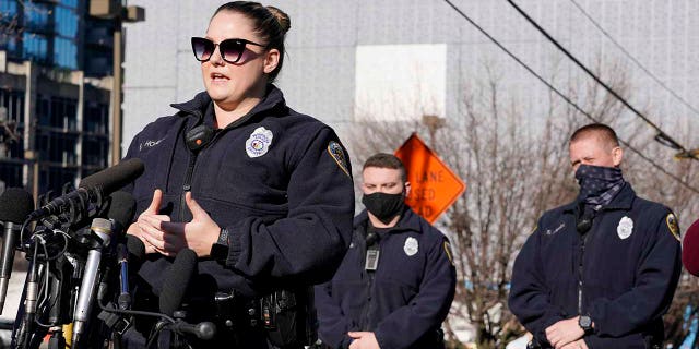 L'agente di polizia di Nashville Brenna Hosey parla domenica in una conferenza stampa, Dic. 27, 2020, a Nashville, Tenn. Hosey è uno dei sei ufficiali accreditati di aver evacuato persone prima che avvenisse un'esplosione nel centro di Nashville la mattina presto di Natale. Dietro Hosey c'è l'agente Michael Sipos, centro, e l'agente Richard Luellen, destra. (AP Photo / Mark Humphrey)