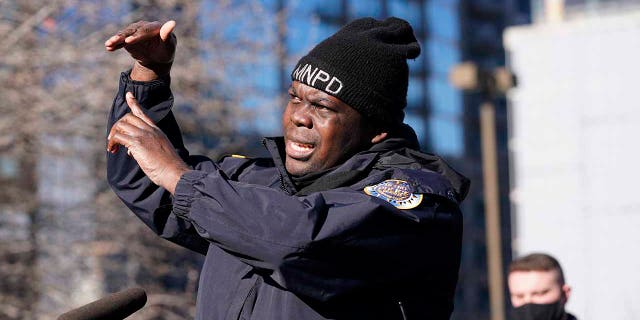 L'agente di polizia di Nashville James Wells parla in una conferenza stampa domenica, Dic. 27, 2020, a Nashville, Tenn., e parla delle telecamere di sicurezza che ha potuto vedere su un veicolo ricreativo esploso a dicembre. 25. Wells è uno dei sei ufficiali accreditati di aver evacuato persone prima che avvenisse un'esplosione nel centro di Nashville la mattina presto di Natale. (AP Photo / Mark Humphrey)
