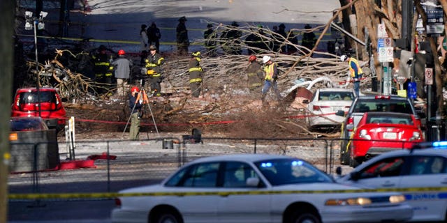 Los investigadores continúan examinando el sitio de una explosión el domingo 27 de diciembre de 2020 en el centro de Nashville, Tennessee.