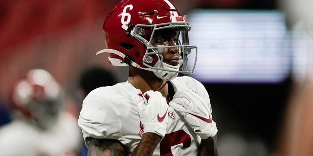 Le receveur de l'Alabama, DeVonta Smith (6), se réchauffe avant la première moitié du match de football universitaire NCAA du championnat de la Conférence du Sud-Est contre la Floride, le samedi 19 décembre 2020 à Atlanta. (Photo AP / Brynn Anderson)