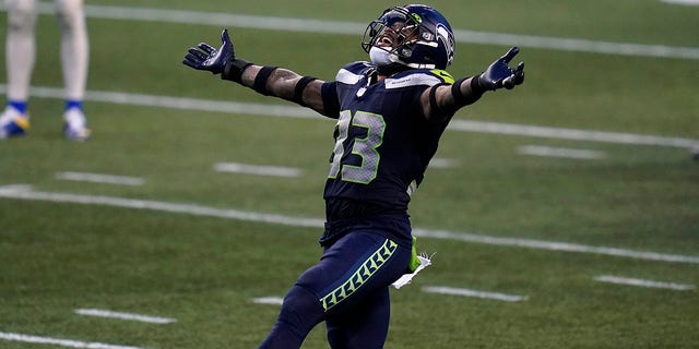 La forte sicurezza dei Seattle Seahawks Jamal Adams, n. 33, reagisce a un gioco contro i Los Angeles Rams durante la seconda metà di una partita di football della NFL, domenica 27 dicembre 2020, Seattle.  I Seahawks hanno vinto 20-9.