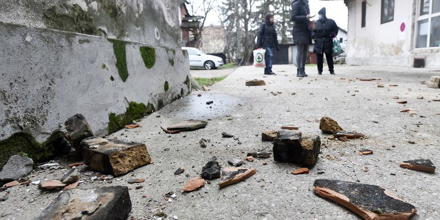 I residenti ispezionano i danni causati da un terremoto a Sisak, Croazia, Lunedi, Dic. 28, 2020. Un moderato terremoto ha colpito la Croazia centrale vicino alla sua capitale Zagabria, scatenando il panico e alcuni danni a sud della città. Non ci sono state segnalazioni immediate di feriti. (Foto AP)