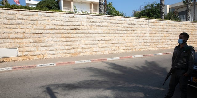 In this September 2020 lêerfoto, an Israeli border police officer stands guard next to the U.S. ambassador's official residence in a suburb of Tel Aviv. An official record shows that the United States sold the ambassador’s residence in Israel for more than $ 67 million in July. (AP Photo/Sebastian Scheiner, lêer)