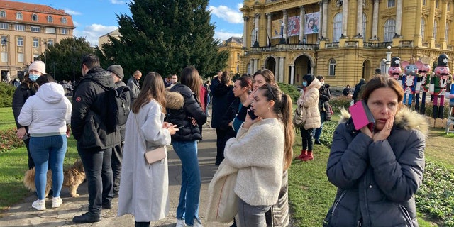 I residenti si riuniscono fuori dopo un terremoto in una piazza nel centro di Zagabria, Croazia, martedì, Dic. 29, 2020. Martedì un forte terremoto ha colpito la Croazia, con alcuni feriti riportati oltre a notevoli danni a tetti ed edifici a sud-est della capitale. (AP Photo / Filip Horvat)