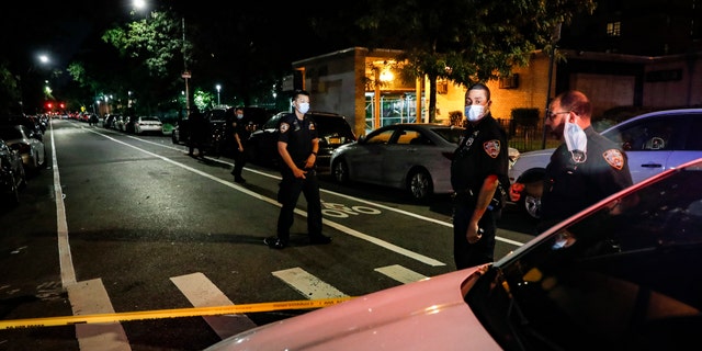 In questo luglio 18, 2020, file di foto, police officers respond to a crime scene were two individuals were shot on Atlantic Avenue in the Brooklyn borough of New York. Heralded as the safest big city in America in recent years, New York City is closing out its bloodiest year in nearly a decade. (AP Photo / John Minchillo, File)