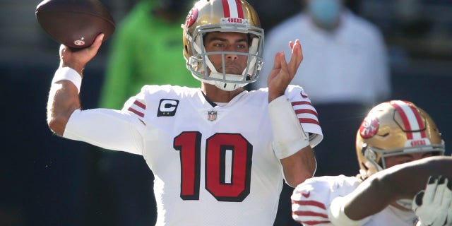 文件 - 在这个十一月. 1, 2020 档案照片, San Francisco 49ers quarterback Jimmy Garoppolo passes against the Seattle Seahawks during the first half in Seattle.