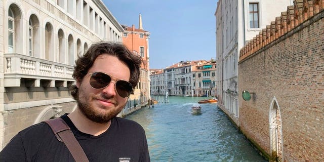 Dit 2019 photo shows Duncan Lemp in Venice, Italië. Maryland prosecutors aren't charging police officers in the shooting death of Duncan Lemp, whose family says he was sleeping in his bed next to his girlfriend when police opened fire. Family attorney Rene Sandler told The Associated Press that Howard County State’s Attorney Rich Gibson Jr. informed the parents and girlfriend of 21-year-old Duncan Lemp of the decision Dec. 31. (Mercedes Lemp via AP)