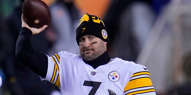 Pittsburgh Steelers quarterback Ben Roethlisberger (7) throws before an NFL football game against the Cincinnati Bengals, Monday, Dec. 21, 2020, in Cincinnati. (AP Photo/Michael Conroy)