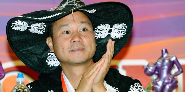 Tony Hsieh, CEO of Zappos.com, judges attendees at the fourth annual Las Vegas Halloween Parade on October 31, 2013 in Las Vegas, Nevada.  (Photo by Ethan Miller / Getty Images)