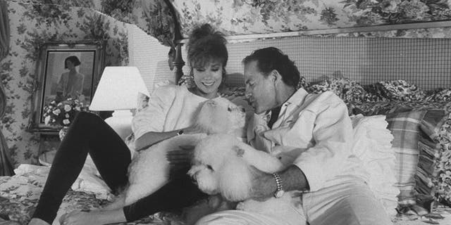 Kathie Lee Gifford and Frank Gifford tied the knot in 1986. They remained together until his death in 2015.