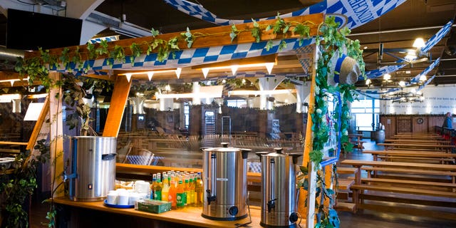 Starting this week the Hofbraeu Berlin offers free meals, a place to warm up and counseling.