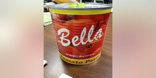A traveler was caught with cocaine inside a can of tomato paste in a New York City airport, hanno detto le autorità.