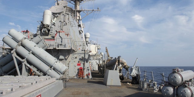 ناوشکن با موشک های هدایت شونده کلاس آرلی بورک USS Arleigh Burke (DDG 51) در 7 اکتبر 2018 از دریای مدیترانه عبور می کند - پرونده عکس.