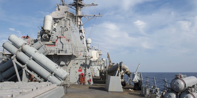 ناوشکن موشکی هدایت شده آرلی بورک USS Arleigh Burke (DDG 51) در 7 اکتبر 2018 از مدیترانه عبور می کند - پرونده عکس