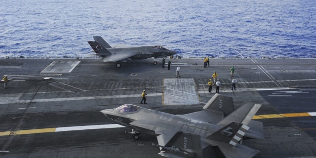 اقیانوس اطلس (14 آگوست 2016) انواع F-35C Lightning II به اسکادران هوایی Salt Dog (VX) 23 اختصاص داده شده است ، کابین در کابین پرواز ناو هواپیمابر USS George Washington (CVN 73). VX-23 در حال انجام مرحله سوم و نهایی آزمایش توسعه (DT-III) روی جورج واشنگتن در اقیانوس اطلس است - پرونده عکس.