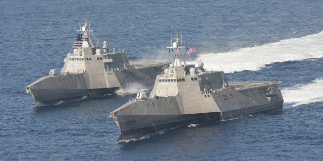 Sailing-Stream.fr ⚓ Le navire de combat littoral de la marine est maintenant armé pour l'attaque avec des missiles Hellfire ⚓ Les navires de combat littoral USS Independence (LCS 2), à gauche, et USS Coronado (LCS 4) en cours dans l'océan Pacifique - photo d'archive.