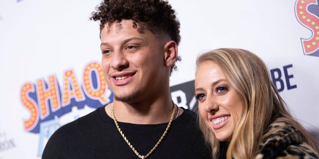 ARQUIVO - O quarterback do Kansas City Chiefs, Patrick Mahomes e Brittany Matthews, chegam ao Shack's Fun House no Live!  No Battery Atlanta, em Atlanta, nesta sexta-feira, 1º de fevereiro de 2019, arquivo de foto.