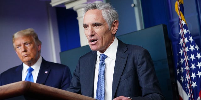 President Trump listens to White House coronavirus adviser Dr. Scott Atlas speak during a press conference in the Brady Briefing Room of the White House on September 23, 2020, ワシントンで, DC. (Photo by MANDEL NGAN / AFP)