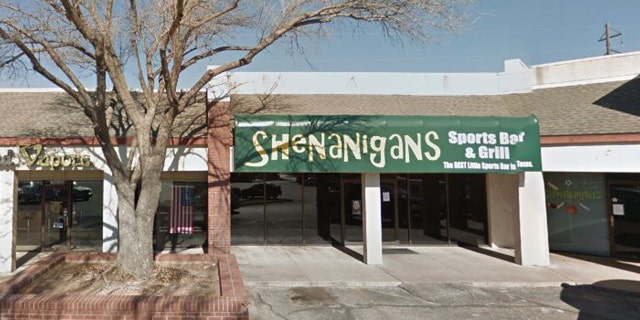 "We wanted to bless someone for Christmas," Rodney Fleming, a former San Angelo City Councilman, told server Ashley Farmer at Shenanigan's Sports Bar, 사진.