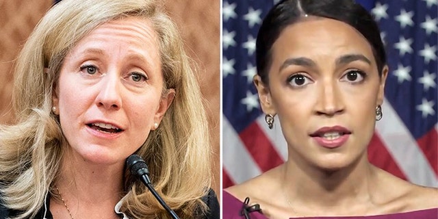 NOSOTROS. Repeticiones. Abigail Spanberger, izquierda, and Alexandria Ocasio-Cortez