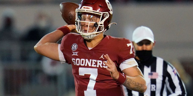 Oklahoma quarterback Spencer Rattler (7) throws a pass during the second half of the team's NCAA college football game against Baylor on Saturday, Dec. 5, 2020, in Norman, Okla. (AP Photo/Sue Ogrocki)