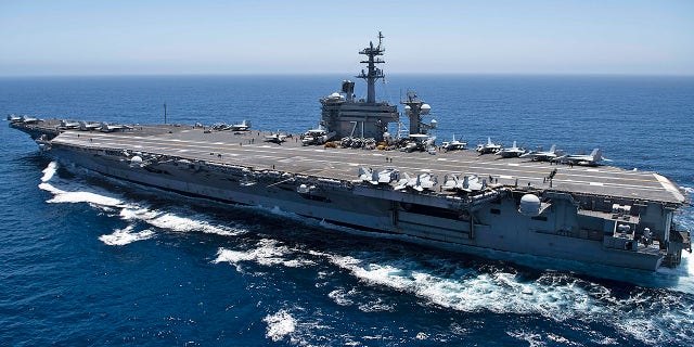 ناو هواپیمابر USS تئودور روزولت (CVN 71) از اقیانوس آرام عبور می کند. تئودور روزولت عملیات شرقی را در شرق اقیانوس آرام انجام می دهد. (عکس از نیروی دریایی ایالات متحده از طریق گتی ایماژ)