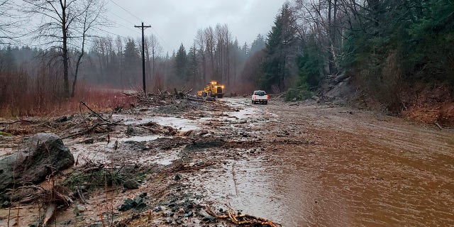 Damage from heavy rains and a mudslide 600 feet wide in Haines, Alaska, di mercoledì, Dic. 2, 2020. (Matt Boron/Alaska Department of Transportation and Public Facilities via AP)