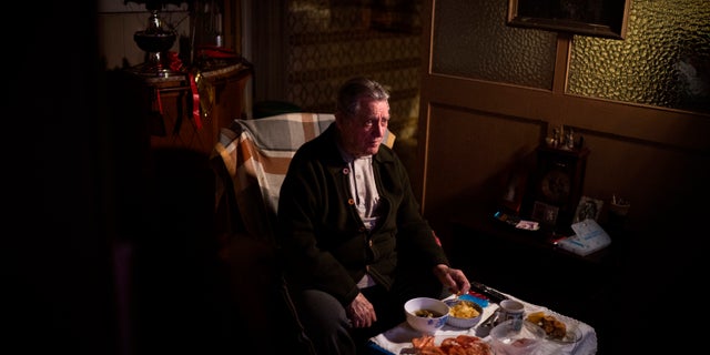Álvaro Puig Moreno watches television while eating a his Christmas Eve dinner at his home in Barcelona, 西班牙, 星期四, 十二月. 24, 2020. "The solitude gets to me these days, I often feel depressed," Puig said. "These holidays, instead of making me happy, make me sad. I hate them. Most of family has died, I am one of the last ones left. I will spend Christmas at home alone because I don't have anyone to spend them with."