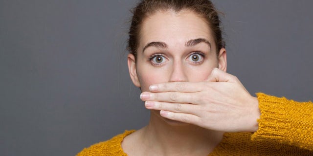 यूएसए टुडे ने पूछा, "क्या 'अलोहा' और अन्य सांस्कृतिक रूप से संवेदनशील शब्दों को संदर्भ से बाहर कहना बंद करने का समय आ गया है?"