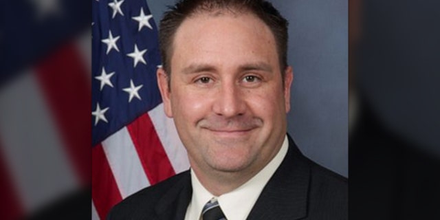Louisville Det. 迈尔斯·科斯格罗夫, one of several officers involved in the deadly raid on Breonna Taylor's apartment, was reportedly served with termination paperwork.