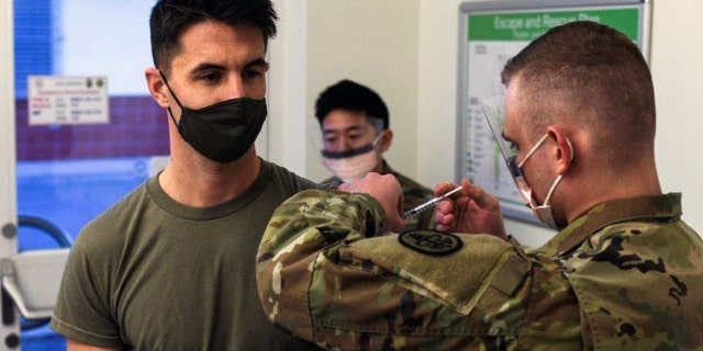 U.S. Capt dell'esercito. Skyler Brown, medico di medicina di famiglia assegnato al 1 ° squadrone, 91st Calvary Regiment (Airborne), 173rd Airborne Brigade Combat Team, è il primo in tutti gli Stati Uniti. Esercito Europa e Africa pNOIricevere il vaccino contro il coronavirus. (U.S. Comando europeo per gli affari pubblici)