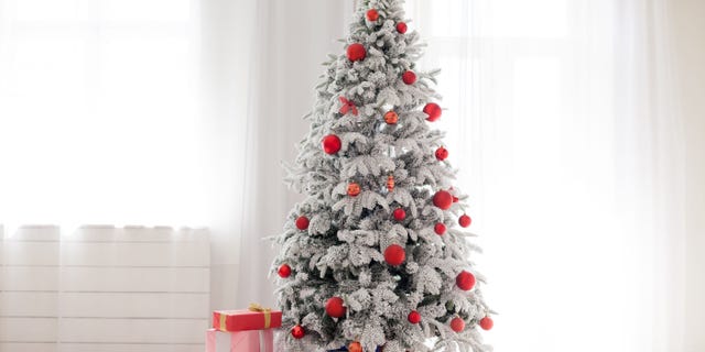 白いクリスマス ツリーとクリスマス ホーム インテリア