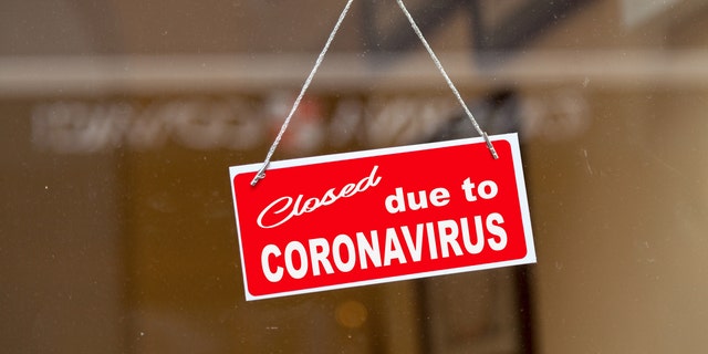 Cartel que muestra que una tienda está cerrada debido a la pandemia de coronavirus (iStock)