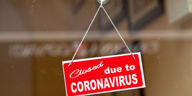 Cartel que muestra que una tienda está cerrada debido a la pandemia de coronavirus (iStock)