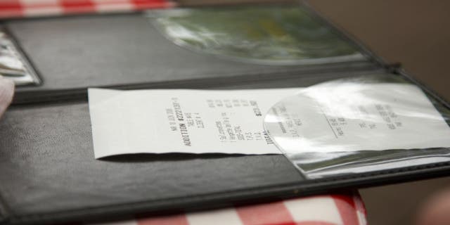 An anonymous man left a $ 600 tip for a longtime server at an Idaho restaurant using his stimulus check.