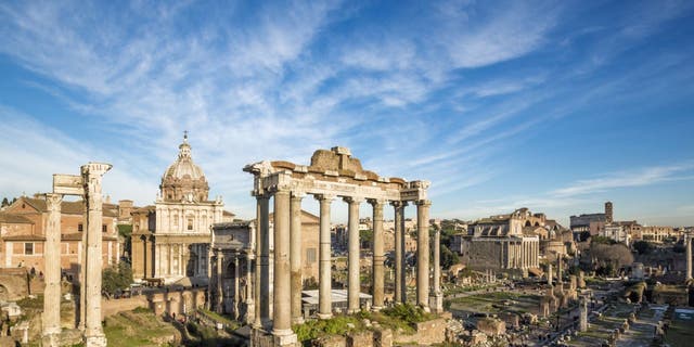 Foro Romano - el Templo de Saturno en primer plano, Roma, Italia.