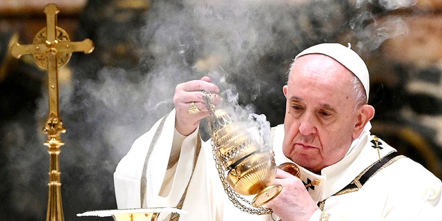 O Papa Francisco celebra a missa na Basílica de São Pedro no Vaticano em 24 de dezembro de 2020.  (Associated Press)