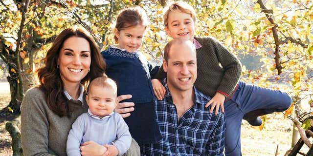 Kate Middleton and Prince William pose for a photo with their three children: 성 조지 (권리), 샬럿 (middle) and Louis. 