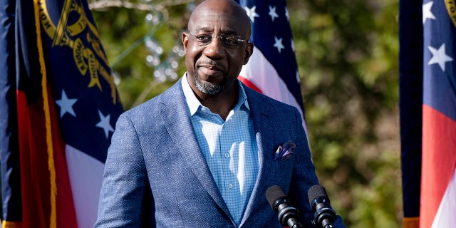 Georgia Senate candidate Raphael Warnock attends a rally on Dec. 21 in Columbus, 嘎.