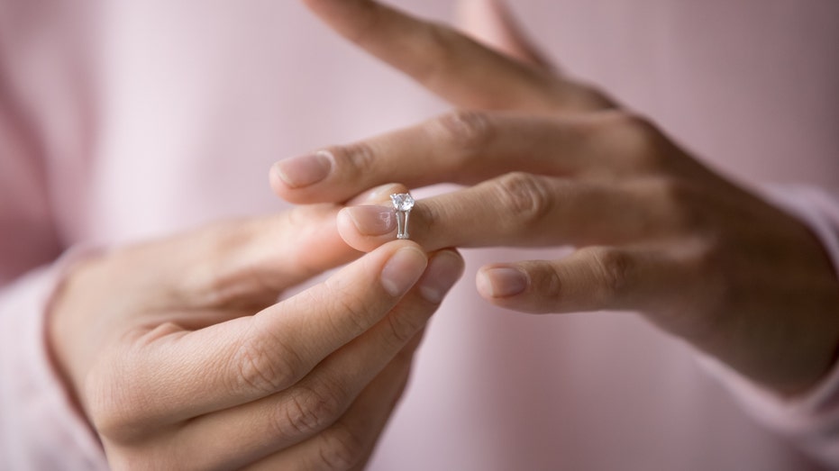 Reddit users insist newly engaged widow not wrong to keep memento of late husband