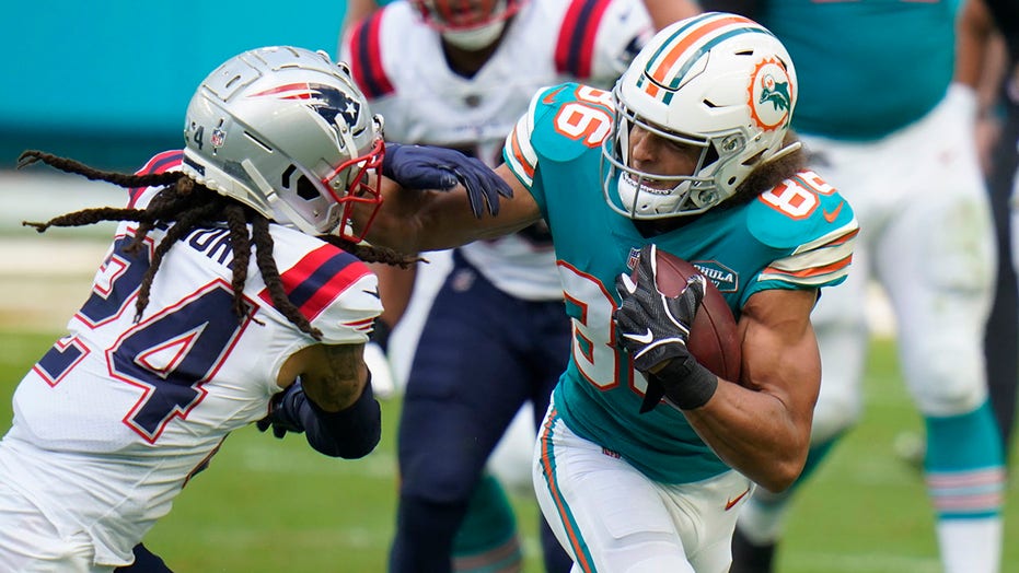 Patriots' Stephon Gilmore suffers non-contact knee injury vs. Dolphins | Fox News