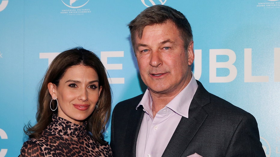 Alec Baldwin, wife Hilaria ring in the holiday season with a smooch in new pic: ”Tis the season’